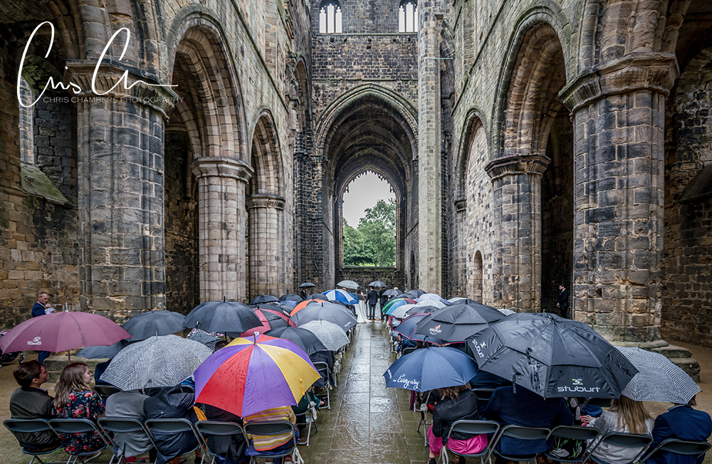 Wedding ceremony in the rain - wet wedding photography
