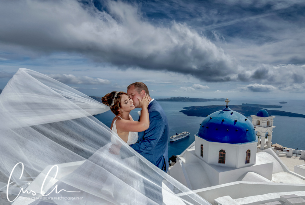 Santorini wedding photography. Travelling wedding photographer.